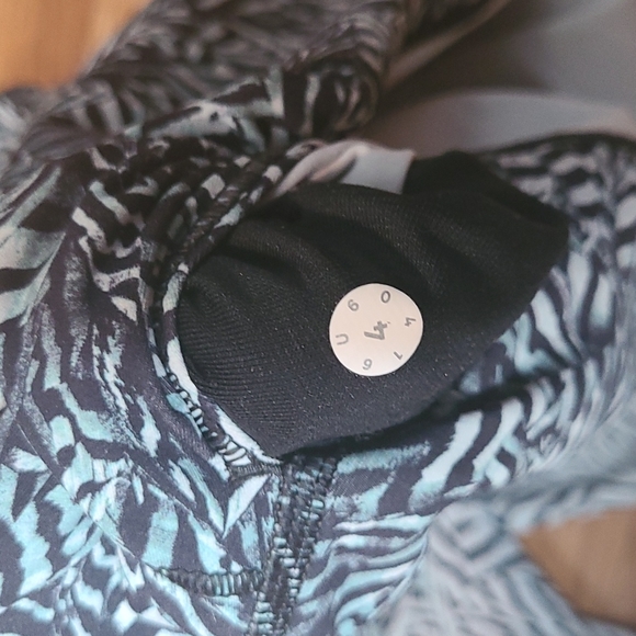 Lululemon Wunder Under HR size 4 - Picture 3 of 3